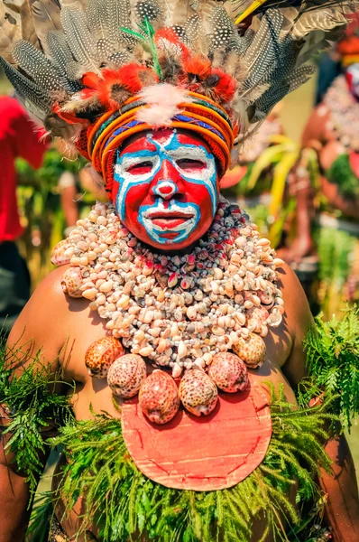 Kvinna med snäckskal i Papua Nya Guinea — Stockfoto