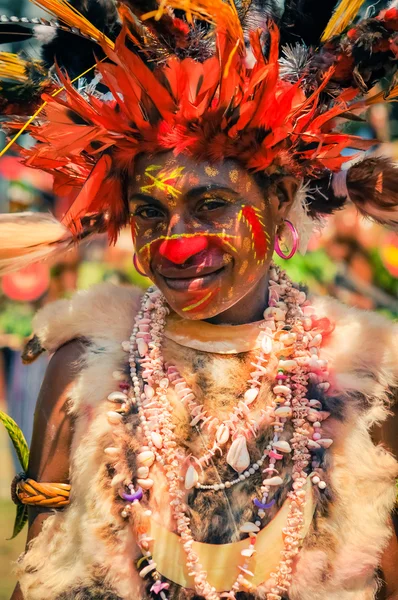 Kvinna med leende och fjädrar i Papua Nya Guinea — Stockfoto