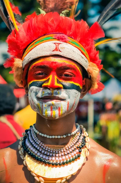Fier jeune homme en Papouasie-Nouvelle-Guinée — Photo