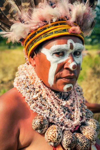 Žena s velkými mušlemi v Papui-Nové Guineji — Stock fotografie