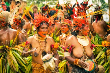 Papua Yeni Gine kadınlarda dans kalabalık