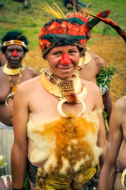 Kırmızı burunlu dansçı Papua Yeni Gine