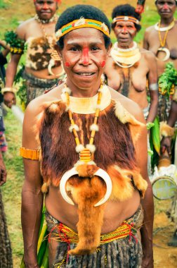 Papua Yeni Gine'deki büyük kolye kadınla