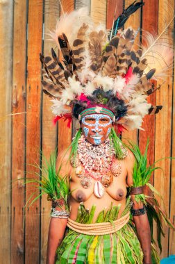 Papua Yeni Gine'deki yaprakların etek kadında yapılan