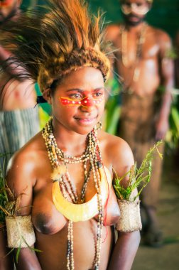 Güzel kız Papua Yeni Gine'deki gülümseyen