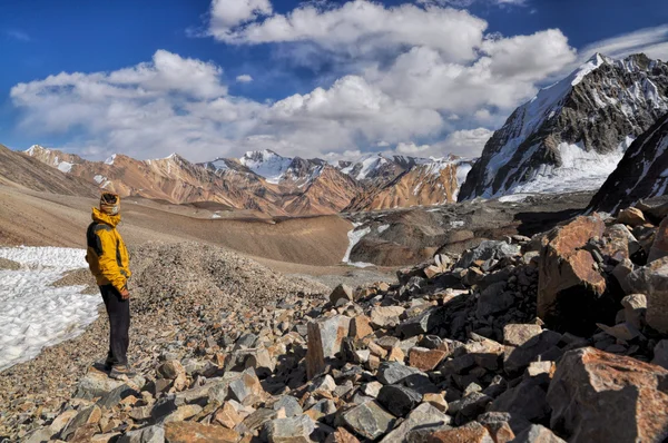 Wandelaar in pamir bergen — Stockfoto