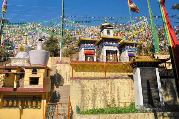 Bandeiras de oração budistas em Dharamshala, Índia — Fotografia de Stock