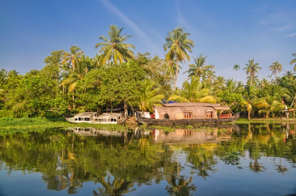 Casa flotante en India — Foto de Stock