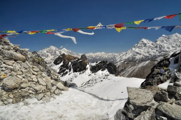 Drapeaux de prière en Himalaya — Photo