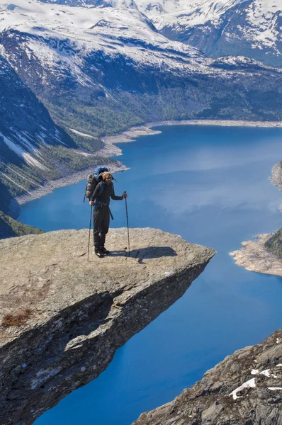 Caminhante em Trolltunga, Noruega — Fotografia de Stock