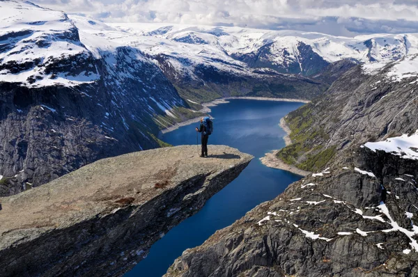 Caminhante em Trolltunga, Noruega — Fotografia de Stock