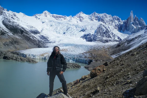 Hiker står på banken med hisnande berg i bakgrunden — Stockfoto