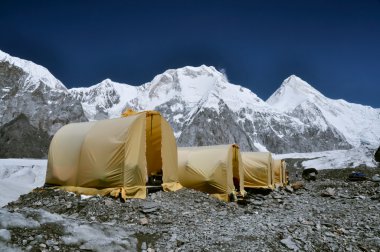 Basecamp Kırgızistan'daki buzul üzerinde