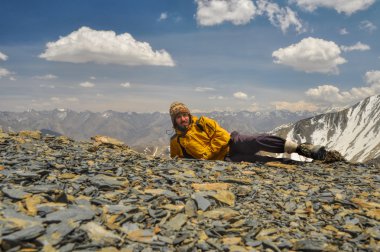 Uzun yürüyüşe çıkan kimse Himalayalar