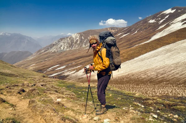 Hiker in Himalayas — Stock Photo, Image