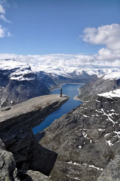 Senderista en Trolltunga, Noruega —  Fotos de Stock