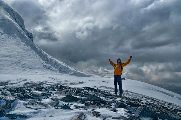 Alpinista feliz no Tajiquistão — Fotografia de Stock
