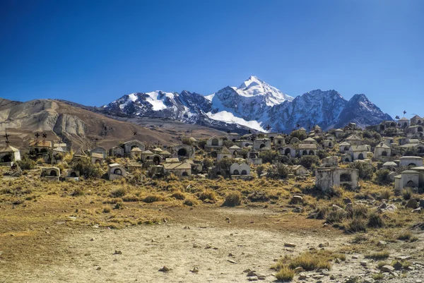 Cemetery under Huayna Potosi — Stock Photo, Image