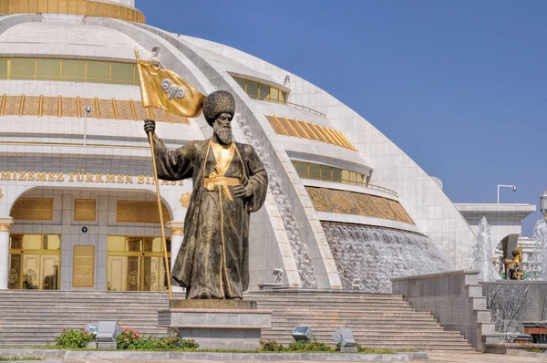 Monument van onafhankelijkheid in Ashgabat — Stockfoto