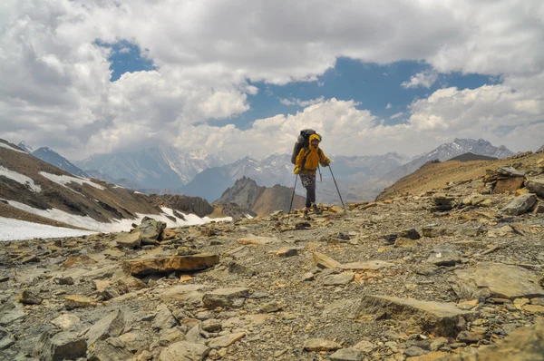 Hiker in Himalayas — Stock Photo, Image