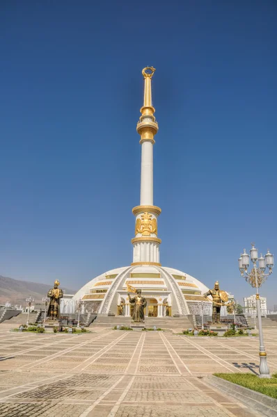 Denkmal der Unabhängigkeit in Aschgabat — Stockfoto