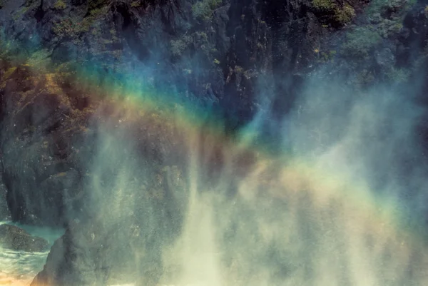 Regenbogen über Wasserfall — Stockfoto