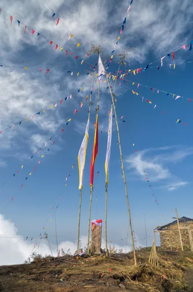 Drapeaux de prière bouddhiste en nepal — Photo