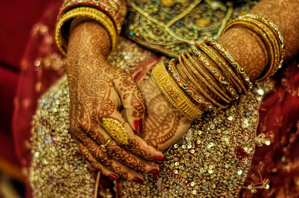 Henna, a menyasszony kezét — Stock Fotó