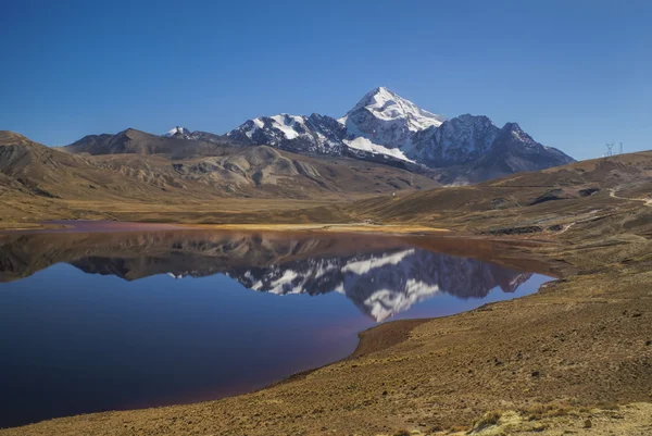 Lago con reflejo de Huayna Potosí — Foto de Stock