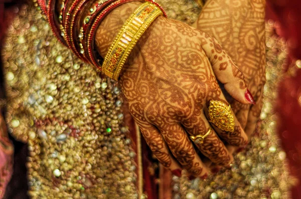 Henna on brides hands — Stock Photo, Image