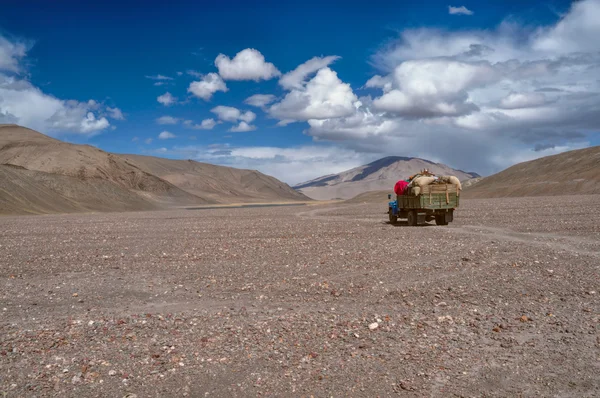 Ciężarówka w Tadżykistanie — Zdjęcie stockowe