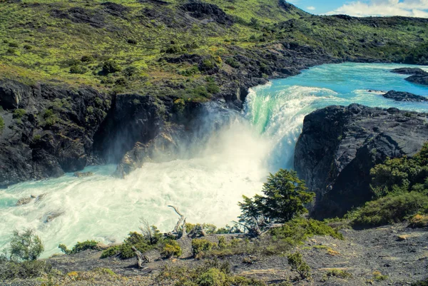 Водопад в Торрес-дель-Пайне — стоковое фото