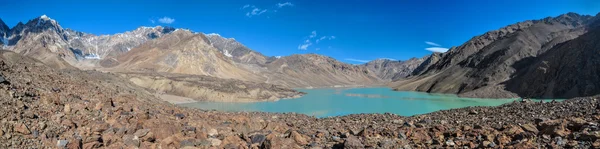 Tajiquistão lago azul-turquesa panorama — Fotografia de Stock