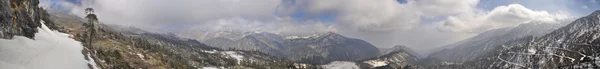 Montagne e nuvole in Arunachal Pradesh, India — Foto Stock