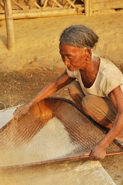 Tamizar a una anciana en Nagaland, India —  Fotos de Stock
