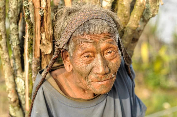 Vecchio che trasporta il carico in Nagaland, India — Foto Stock