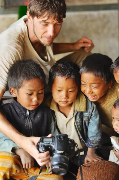 Kids looking at photo in Nagaland, India — Stock fotografie