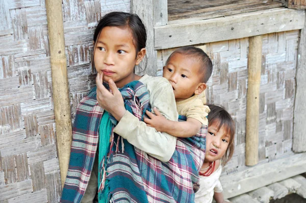 Irmã mais velha carregando crianças em Nagaland, Índia — Fotografia de Stock