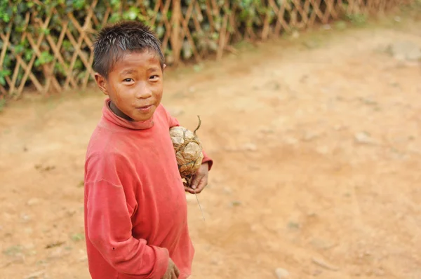 Menino com bola em Nagaland, Índia — Fotografia de Stock