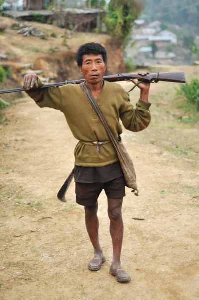 Man med gevär i Nagaland, Indien — Stockfoto