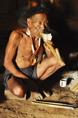 Yaşlı adam yasaktır boru Nagaland, Hindistan