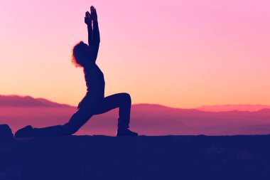 Kaliteli günlük yoga pratiğine zaman ayırın. Sağlıklı yaşam tarzı için günlük aktivite