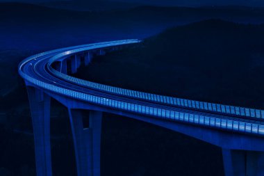 Küresel ulaşım ve lojistik bağlantı. Modern ve gelecekçi otoyolda yoğun trafik var. Yüksek eğimli köprü, mühendislik başyapıtı.