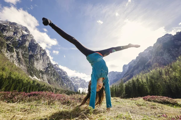 Adolescente Sentindo Fantástico Natureza Equilíbrio Flexibilidade Para Uma Vida Saudável — Fotografia de Stock