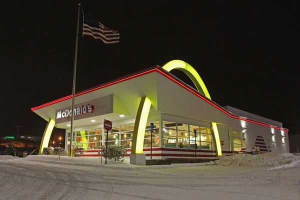 Золотые арки ресторана McDonalds — стоковое фото