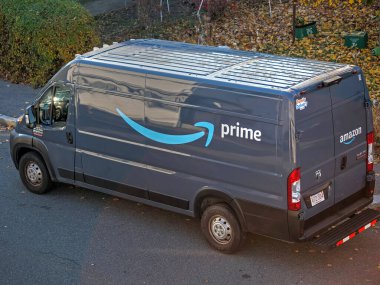  Amazon Prime dağıtım kamyonu yerel sokağa park etmiş.