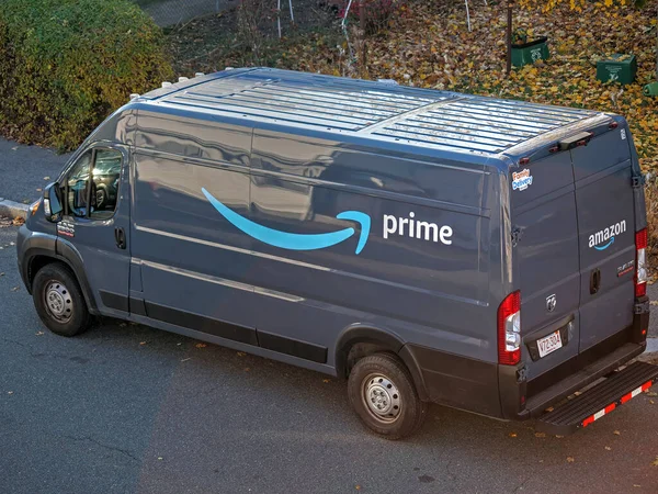 Грузовик Amazon Prime Припаркован Местной Улице — стоковое фото