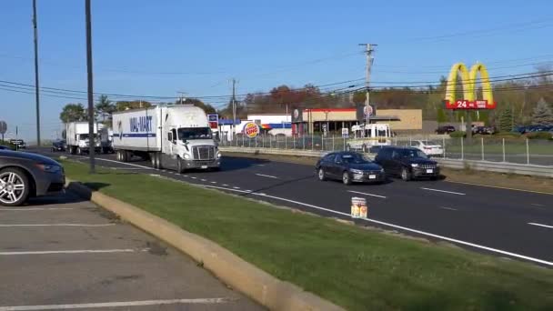 Walmart Camión Reparto Acelera Por Carretera Próxima Tienda Homónima Para — Vídeos de Stock