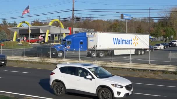 沃尔玛的商品送货卡车在运送了更多的存货后又开回公路上了 — 图库视频影像