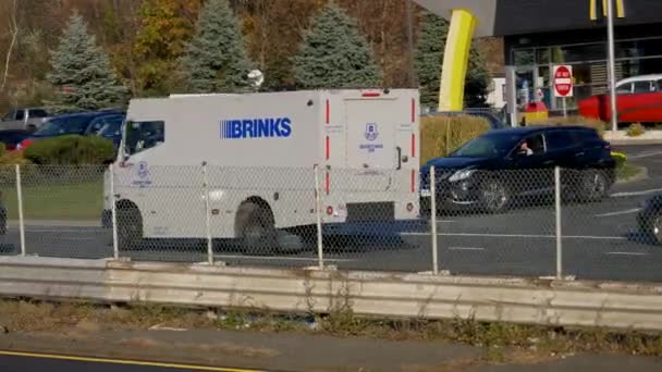 Brinks Obrněná Ochranka Peníze Auto Míří Dolů Dálnici Směrem Další — Stock video